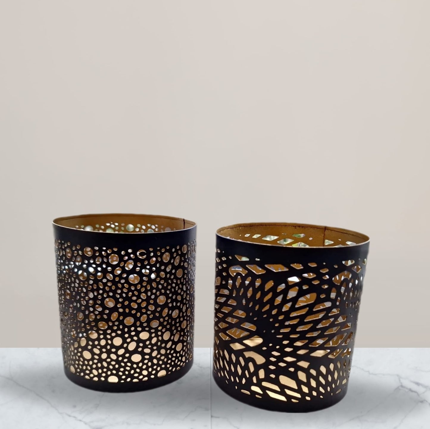 Zwart metalen windlichtjes met gouden afwerking. Set van 2
